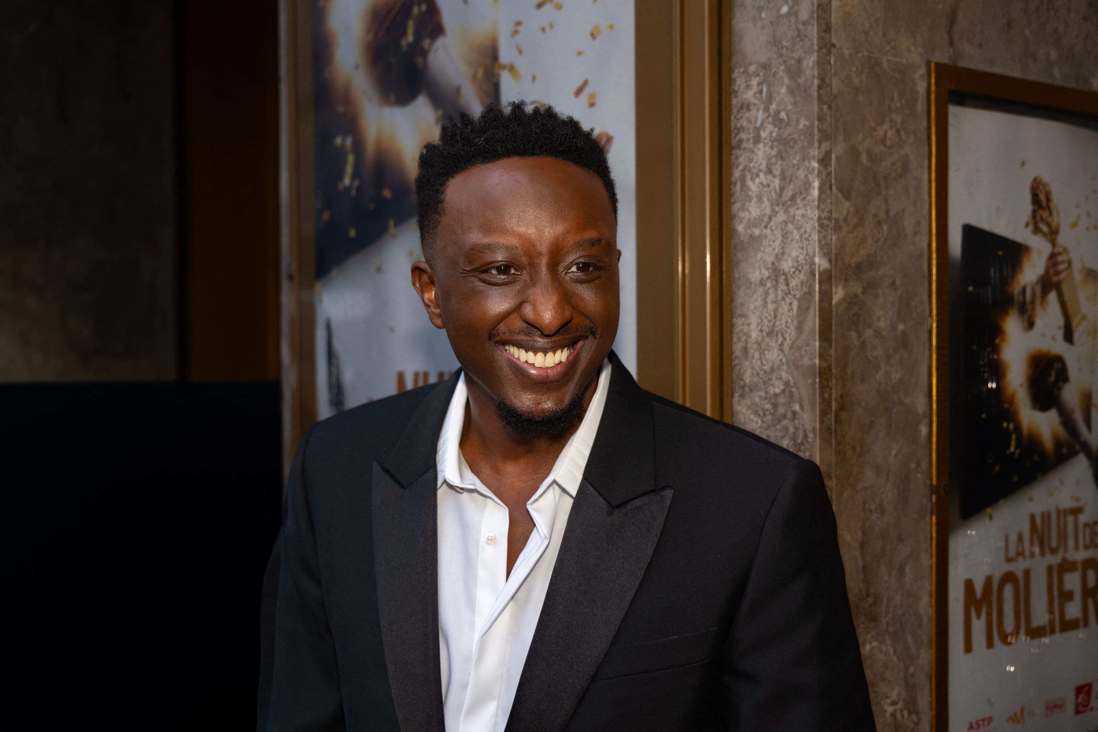 Ahmed Sylla prend la route avec six humoristes dans "Les fous du bus".