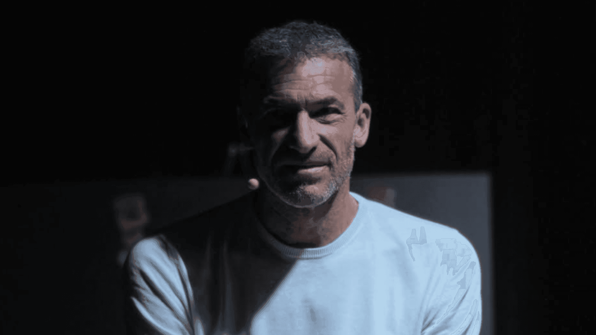 Christophe Pinna sur scène lors de l’avant-première de son spectacle "Nouveau Round" à Nice, le 8 avril 2026.