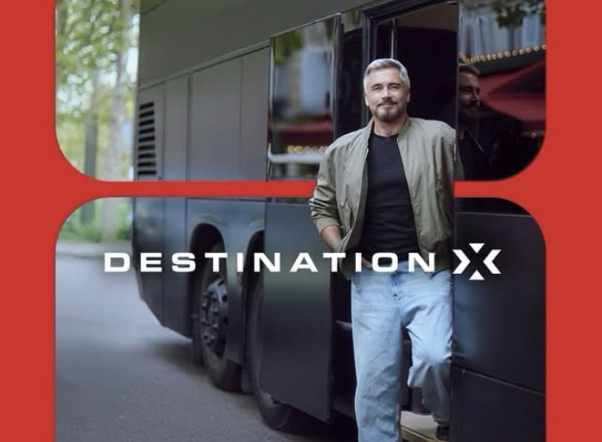 Olivier Minne récupère le jeu d'aventure "Destination X" sur M6